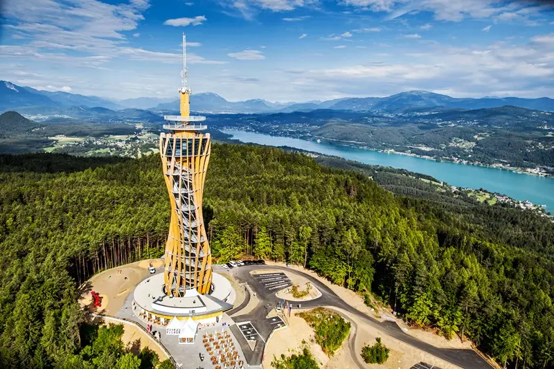 Foto des Pyramidenkogel, des größten Holzturm der Welt.