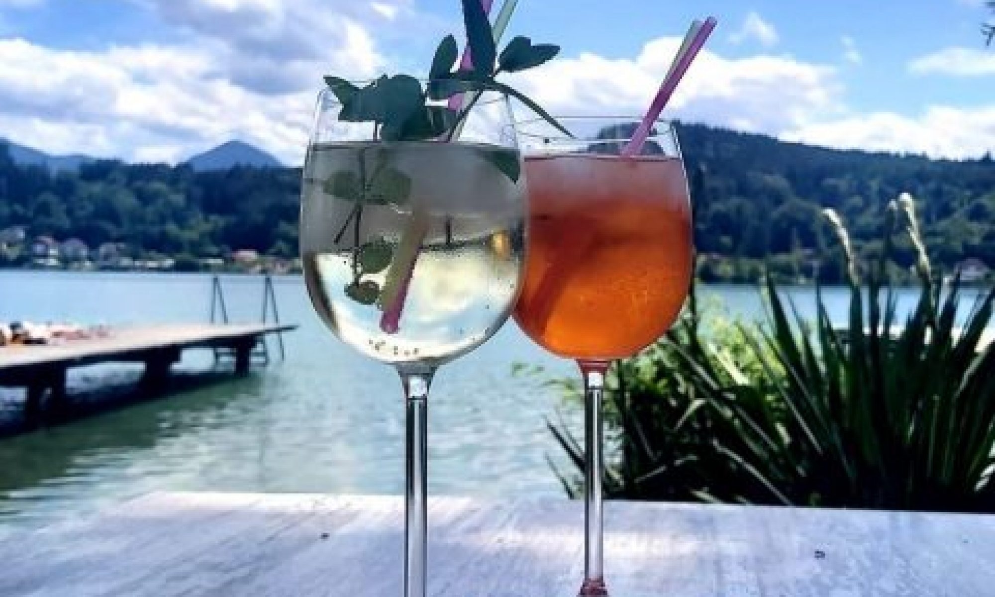 Zwei Cocktail-Gläser am Badesee.