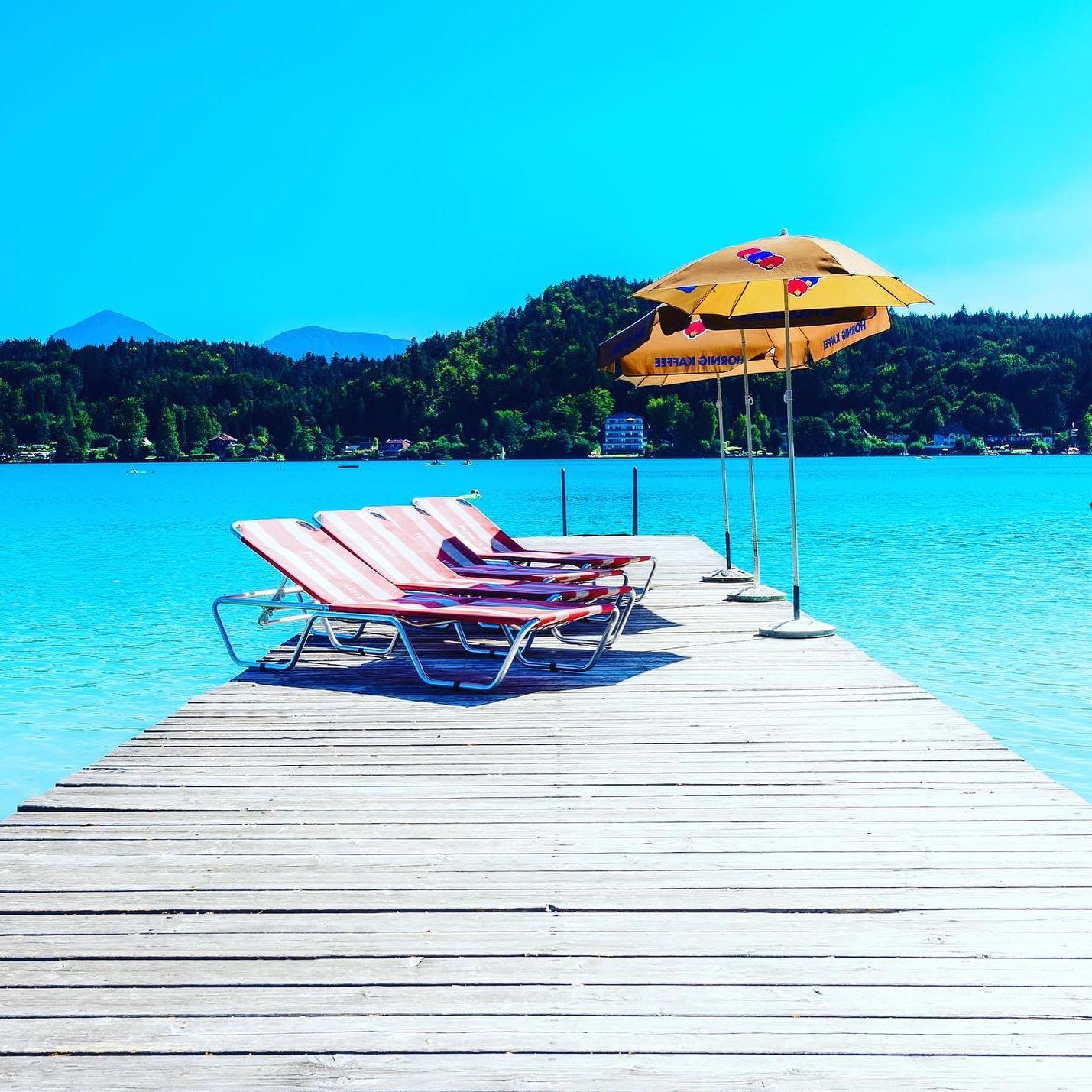 Badestrand direkt am Klopeiner See mit eigenem Badesteg.